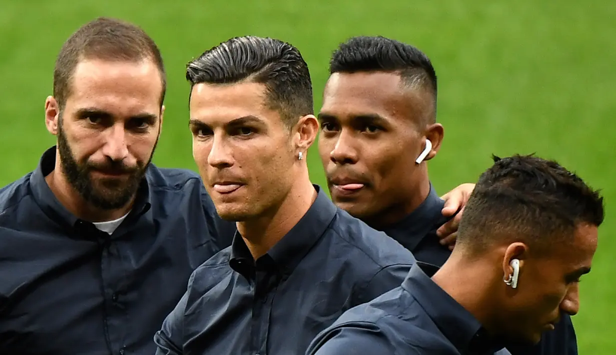 Penampilan pemain Juventus Cristiano Ronaldo (dua kiri) serta Gonzalo Higuain (kiri), Alex Sandro (dua kanan) dan Danilo saat mengunjungi Stadion Wanda Metropolitano, Madrid, Spanyol, Selasa (17/9/2019). Juventus akan menghadapi Atletico Madrid pada laga Grup D Liga Champions. (OSCAR DEL POZO/AFP)