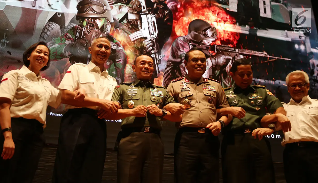 KSAD Jenderal TNI Mulyono bersama Wakapolri Komjen Syafruddin melakukan foto bersama dalam acara pemberian hadiah lomba tembak AARM-27/2017 dan AASAM 17 di Jakarta, Rabu (27/12). (Liputan6.com/Johan Tallo)