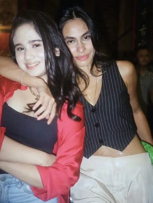 Tissa Biani dan Valerie Thomas pun menghadiri acara Al tersebut. Tissa tampil dengan luaran merah dipadu tanktop hitam dan celana denim, sedangkan Valerie dengan top vest hitam bergaris dipadu felana warna nude. @tissabiani
