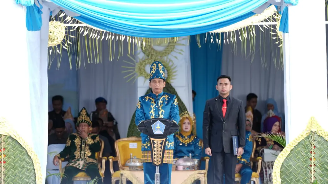 Wamendagri Akhmad Wiyagus saat jadi inspektur upacara Peringatan Hari Ulang Tahun (HUT) ke-195 Kota Kendari di Lapangan Upacara Balai Kota Kendari, Sulawesi Tenggara, Sabtu (9/5/2026).