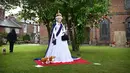 Ratu Elizabeth II dari Inggris yang dirajut seukuran manusia terlihat di halaman Gereja St Luke di Kapel Holmes, barat laut Inggris, pada 30 Mei 2022. Sebuah kelompok masyarakat lokal, The Holmes Chapel Community Yarn Bombers telah memenuhi desa dengan barang-barang rajutan patriotik untuk merayakan Platinum Jubilee Ratu. (Paulus ELLIS / AFP)