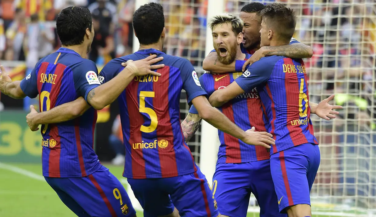 Foto Olahraga Terbaik - Para pemain Barcelona merayakan gol yang dicetak Lionel Messi ke gawang Valencia pada laga La Liga di Stadion Mestalla, Spanyol, Sabtu (22/10/2016). (AFP/Jose Jordan)