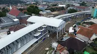Proyek Skybridge atau jembatan layang penghubung Stasiun Bogor dengan Stasiun Paledang hingga kini masih tahap pengerjaan dan molor dari target. (Liputan6.com/Achmad Sudarno).