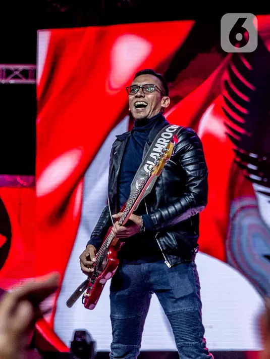 Aksi Gitaris Five Minutes, Roelhilman  di atas panggung Konser Luar Biasa  Indonesian Soccer Awards 2019 di Studio 6 Indosiar, Jakarta, Jumat (10/1/2020). Dalam penampilanya Five Minutes membawakan lagu  "Garuda di Dadaku". (Liputan6.com/Faizal Fanani)