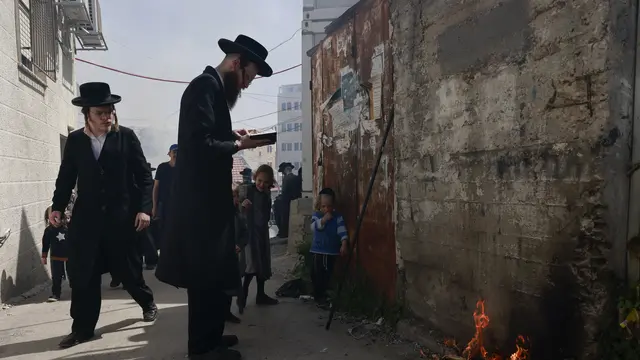 Yahudi Ultra-Ortodoks Gelar Ritual Biur Chametz Menjelang Hari Raya Paskah