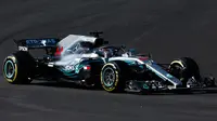 Pembalap Mercedes Lewis Hamilton mengendarai mobilnya saat tes pramusim di Sirkuit de Catalunya, Spanyol (6/3). Musim baru F1 akan berlangsung mulai 25 Maret 2018 dengan GP Australia sebagai pembuka. (AP Photo / Manu Fernandez)