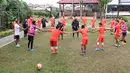 Suasana santai pemain dan pelatih Persija Jakarta saat latihan pagi di Bandung, Sabtu (16/7/2016). (Bola.com/Nicklas Hanoatubun)