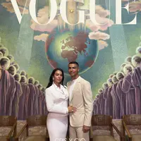 Tanpa ball gown, Georgina Rodriguez dan Cristiano Ronaldo kenakan busana serba putih formal di hari pernikahan (@voguemagazine)