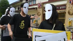 Aktivis dari Amnesty International melakukan aksi tolak eksekusi hukuman mati dengan suntik di depan penjara Bang Kwang di Nonthaburi, Bangkok (19/6). Theerasak Longji dihukum mati atas pembunuhan seorang remaja pada tahun 2012. (AFP PHOTO / Romeo Gacad)
