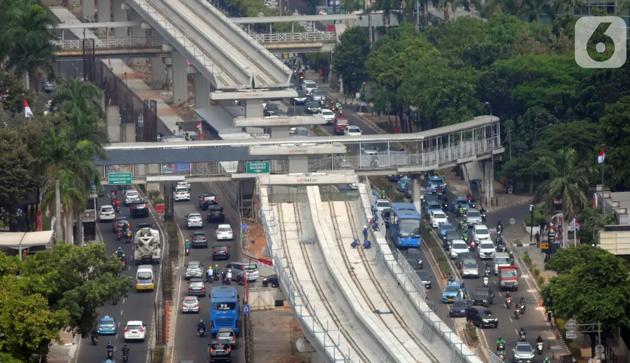 Proyek pembangunan Light Rail Transit (LRT) Jabodebek terlihat di Jalan Kuningan, Jakarta, Jumat (11/10/2019). Jalur yang akan menghubungkan Jakarta, Bogor, Depok, dan Bekasi tersebut ditargetkan akan rampung pada tahun 2021. (merdeka.com/Dwi Narwoko)