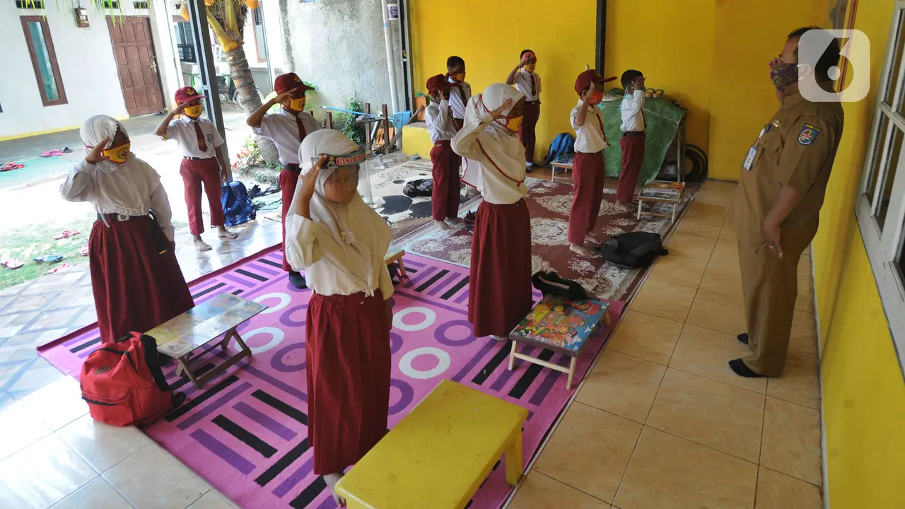 Terkendala Online, Siswa SD Belajar Tatap Muka di Teras Rumah