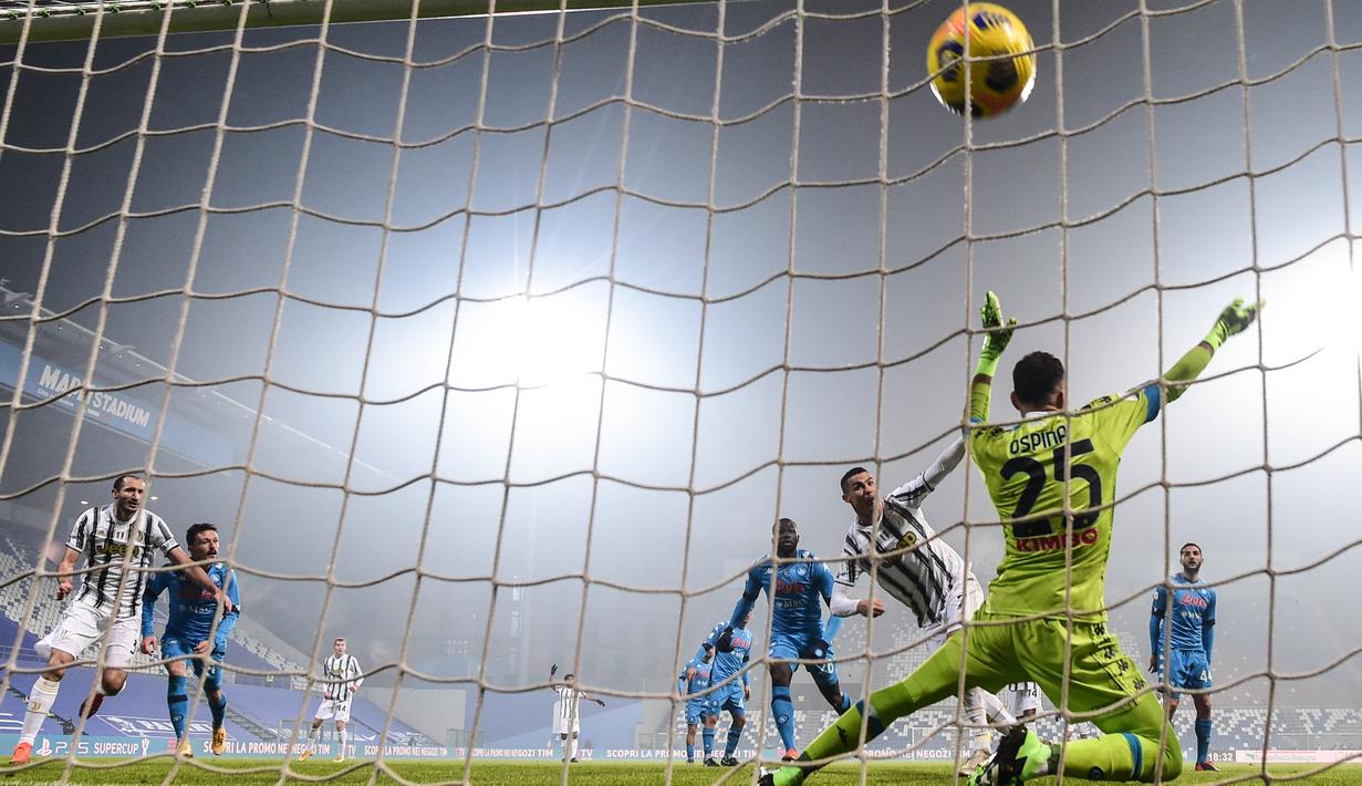 Ronaldo mencetak satu gol kala Juventus mengandaskan Napoli 2-0 dalam partai Supercoppa Italiana. (Foto: AFP/Migeul Medina)