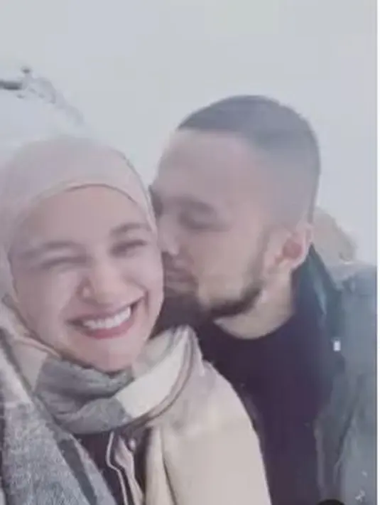 Kedatangan Shireen Sungkar dan teuku Wisnu di Swiss tepat pada musim salju. Di cuaca dingin, ayah dari Adam, Hawwa, dan Syafiyyah tetap romantis. (Foto: Instagram/@shireensungkar)