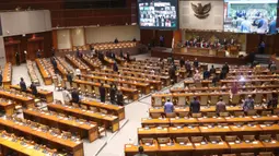 Suasana Rapat Paripurna Pembukaan Masa Persidangan IV Tahun Sidang 2020-2021 di Kompleks Parlemen, Senayan, Jakarta, Senin (8/3/2021). Rapat Paripurna tersebut diikuti oleh 86 anggota DPR yang hadir secara fisik dan 260 orang secara virtual.  (Liputan6.com/Angga Yuniar)