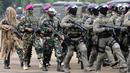 Pasukan elit Korps Marinir berdefile saat upacara HUT Korps Marinir ke-72 di Kesatrian Marinir Hartono, Cilandak, Jakarta, Rabu (15/11). HUT Marinir ke-72 bertema Marinir Prajurit Pejuang dan Profesional. (Liputan6.com/Helmi Fithriansyah)