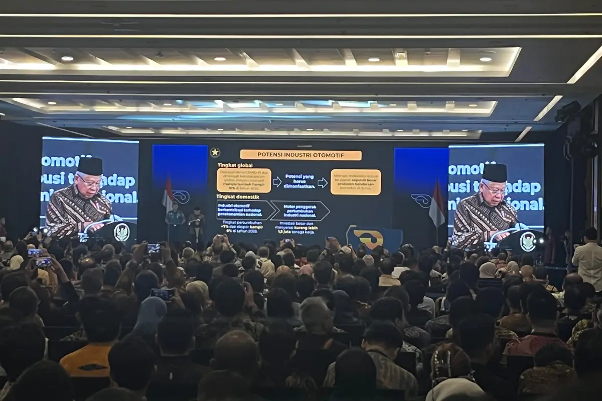 Wakil Presiden (Wapres) Ma'ruf Amin saat memberikan sambutan pada acara Pembukaan Pameran Industri Kendaraan Bermotor Gaikindo International Auto Show (GIIAS) ke-31 2024 di Tangerang, Kamis (18/7/2024).
