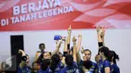 Pevoli Jawa Barat melakukan tos jelang laga melawan Jawa Timur pada laga final PON XIX di Gelora Sabilulungan Si Jalak Harupat, Kab Bandung, Rabu (28/9). Jawa Barat unggul tiga set 25-16, 25-17, 25-21. (Liputan6.com/Helmi Fithriansyah)