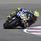 Pembalap Movistar Yamaha, Valentino Rossi mewaspadai potensi dua pembalap Ducati, Andrea Dovizioso dan Jorge Lorenzo pada MotoGP Republik Ceko 2017. (Michal Cizek / AFP)