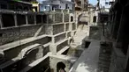 Orang-orang mandi di sumur tangga Bansilalpet berusia abad ke-18 yang sedang menjalani pekerjaan restorasi di Secunderabad, kota kembar Hyderabad, India (24/8/2022). (AFP/Noah Seelam)