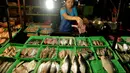 Malam menjelang, para pedagang ikan mulai menggelar dagangannya di sepanjang tepi jalan Raya Bogor, Kramatjati, Jakarta Timur (12/5/2014). (Liputan6.com/Johan Tallo)
