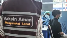 Warga menerima vaksinasi Covid-19 di Pasar Ikan Modern Muara Baru, Penjaringan, Jakarta, Kamis (5/8/2021). Vaksinasi massal yang menyasar masyarakat maritim atau kawasan pesisir ini menargetkan hingga 2.000 peserta tiap harinya. (merdeka.com/Iqbal S Nugroho)
