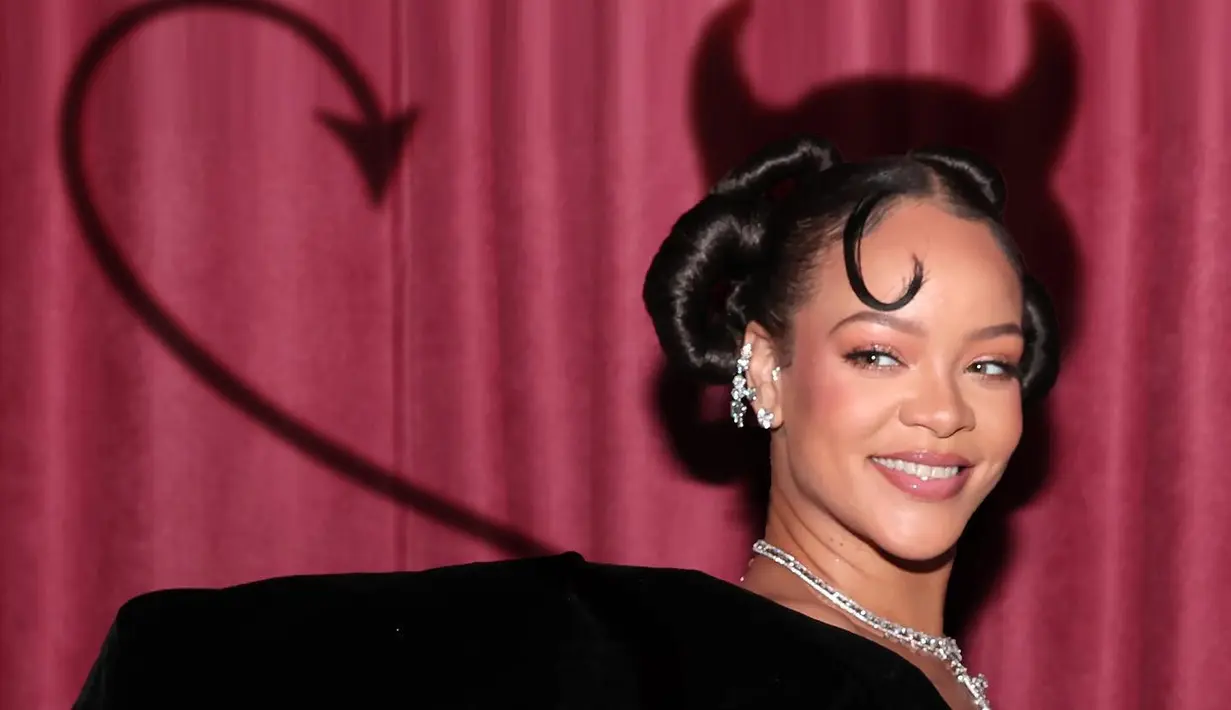 Makeup dan gaya rambut Rihanna wajib dapat spotlight dengan twisted pigtail buns.
[@rickdick__]