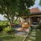Desain Rumah Desa dengan Area Santai Bawah Pohon Mangga. (Foto: AI)