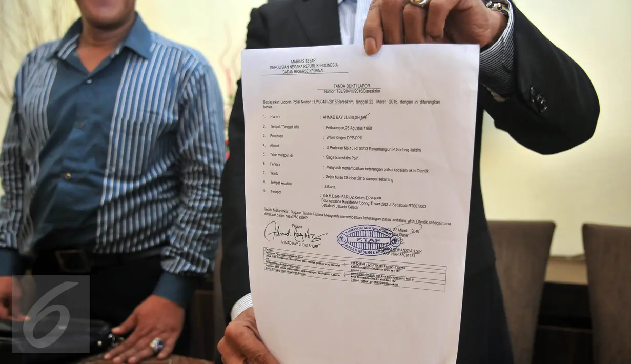 Surat laporan terhadap Ketum PPP hasil Muktamar Jakarta, Djan Faridz ke Bareskrim Mabes Polri atas dugaan pemalsuan formatur PPP, diperlihatkan oleh Ahmad Bay Lubis saat jumpa pers di Jakarta, Kamis (24/3). (Liputan6.com/Johan Tallo)
