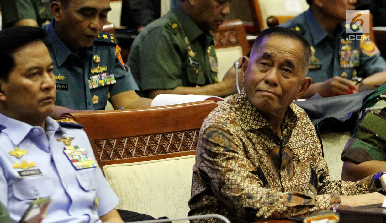 Menteri Pertahanan Ryamizard Ryacudu (kanan) saat mengikuti rapat dengan Komisi I DPR di Senayan, Jakarta, Kamis (7/6). Rapat ini membahas Rencana Kerja dan Anggaran Kementerian dan Lembaga (RKAKL). (Liputan6.com/JohanTallo)