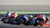 Pebalap Movistar Yamaha, Valentino Rossi, berusaha membalap pebalap Ducati, Jorge Lorenzo pada GP Aragon di Sirkuit Motorland, Alcaniz, Minggu (24/9/2017). Lorenzo finis ketiga dengan waktu 42 menit 8,844 detik. (AFP/Javier Soriano)