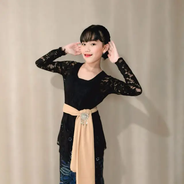 6 Potret Bilqis Anak Ayu Ting Ting Pakai Kebaya dari Kecil hingga Kini Remaja