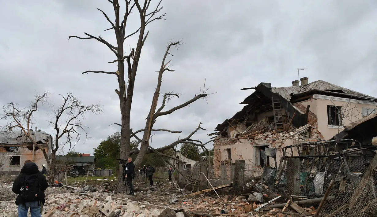 Menurut pejabat setempat, empat korban berasal dari satu keluarga yang tewas ketika rumah mereka di wilayah Lviv hancur akibat hantaman rudal. Tampak dalam foto, warga memeriksa sisa-sisa rumah yang hancur akibat serangan roket Rusia di pinggiran Lviv, Ukraina, Minggu 5 Oktober 2025. (AP Photo/Mykola Tys)