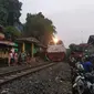 Kereta api tengah melintas di kawasan penduduk di daerah Bogor. (Liputan6.com/Achmad Sudarno)