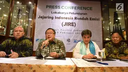 Kepala Bappenas Bambang Brodjonegoro (dua kiri) memberi paparan dalam peluncuran Jejaring Indonesia Rendah Emisi (JIRE), Jakarta, Selasa (19/2). Bappenas memasukkan program pembangunan rendah karbon dalam penyusunan RPJMN 2020-2024. (Liputan6.com/HO/Mic)