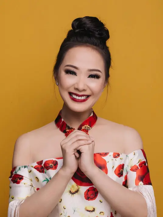 Yuanita Christiani tampil cantik menawan saat merayakan Imlek. Ia begitu manis dengan mengenakan gaun warna putih. (Foto: instagram.com/yuanitachrist)