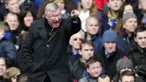 Mantan Pelatih Manchester United, Sir Alex Ferguson menerapkan aturan nyeleneh dengan melarang pemainnya menggunakan sepatu warna-warni. Pemain yang nekat kedapatan memakai sepatu ini akan kena semprot olehnya tanpa pandang bulu. (Foto: AFP/Glyn Kirk)