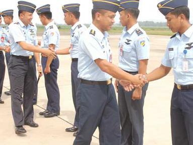 Citizen6, Subang: Enam perwira siswa KPTPH angkatan ke-13 di Skadron Udara 7, Lanud Suryadarma, Subang, mengakhiri pendidikan melalui upacara penutupan pendidikan di Apron Skadron Udara 7, Jumat siang (8/4). (Pengirim: Dodo)