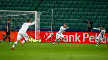 Selebrasi gol para pemain Legia Warsawa setelah pemain tengah mereka, Thibault Moulin berhasil membobol gawang Real Madrid pada pertandingan Liga Champion di Stadion Pepsi Arena, Warsawa, Polandia (2/11). (Reuters/Kacper Pempel)