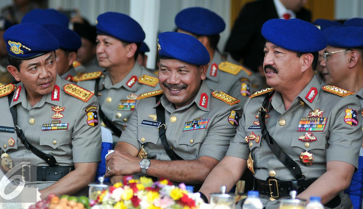 Kapolri Jenderal Polisi Badrodin Haiti (tengah) bersama Wakapolri Komjen Budi Gunawan (kanan) saat hadir dalam peringatan HUT Pol Airud ke-65 di Ditpoludara, Pondok Cabe, Tangerang Selatan, Selasa (1/12). (Liputan6.com/Yoppy Renato)