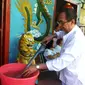 Tradisi menggosok pedang dan golok menjelang perayaan Cap Go Meh di Manado, Sulawesi Utara. (Liputan6.com/Yoseph Ikanubun)