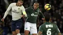 Duel yang dilakukan Thiago Silva dan Wahbi Khazri pada laga lanjutan Ligue 1 yang berlangsung di stadion Geoffroy-Guichard, Loire, Senin (18/2). PSG menang 1-0 atas St-Ettenne. (AFP/Philippe Kiasek)