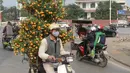 Petani mengangkut pohon Kumquat untuk dijual ke pelanggan yang akan merayakan Tahun Baru Imlek di Hanoi, Vietnam, Rabu (25/1). Tahun Baru Imlek - yang dikenal secara lokal sebagai Tet - merupakan hari libur Vietnam yang paling penting (Hoang DINH Nam/AFP)