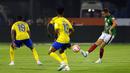 Pemain Al-Ettifaq, Jordan Henderson (kanan) mengumpan bola saat laga pekan pertama Liga Arab Saudi 2023/2024 melawan Al-Nassr di Prince Mohamed bin Fahd Stadium, Dammam, Selasa (15/08/2023) dini hari WIB. (Twitter/@Ettifaq)