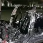 Sebuah kendaraan listrik Tesla Model S terbakar dan mengakibatkan dua orang jadi korban (Foto: KPRC2 Houston).