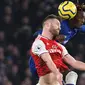 Bek Arsenal, Shkodran Mustafi berebut bola dengan striker Chelsea, Tammy Abraham pada lanjutan pertandingan Liga Inggris di Stamford Bridge, Selasa (21/1/2020). Chelsea gagal memetik hasil maksimal usai ditahan Arsenal dengan skor 2-2. (DANIEL LEAL-OLIVAS / AFP)