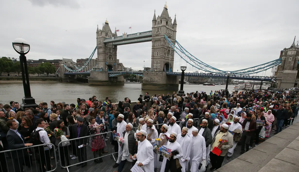 Sejumlah komunitas muslim menghadiri acara penghormatan bagi korban teror di Potters Field Park, London, Senin (5/6). Mereka mengenang dan mendoakan korban serangan teror di London Bridge dan Borough Market yang menewaskan 7 orang (DANIEL LEAL-OLIVAS/AFP)
