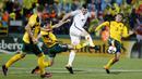 Bek Inggris, John Stones, melepaskan tendangan ke gawang Lithuania pada laga kualifikasi Piala Dunia di Stadion Vilnius, Minggu (8/10/2017). Inggris menang 1-0 atas Lithuania. (AP/Mindaugas Kulbis)