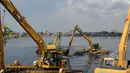 Sejumlah alat berat dikerahkan untuk mengeruk sampah di Waduk Pluit, Jakarta, Kamis (30/4/2015). Pengerukan waduk pluit  dilakukan selain untuk mengurangi sampah - sampah di waduk juga untuk keindahan waduk. (Liputan6.com/JohanTallo)