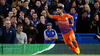 Penyerang Manchester City, Sergio Aguero melakukan selebrasi usai mencetak gol ke gawang Chelsea pada lanjutan Liga Inggris di Stamford Bridge, London, (6/4). Chelsea menang atas City dengan skor 2-1. (AP Photo / Alastair Grant)
