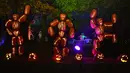 Labu yang diukir dipajang selama "The Great Jack O'Lantern Blaze" di Croton-on-Hudson, New York menjelang Halloween pada 25 Oktober 2023. (ANGELA WEISS / AFP)